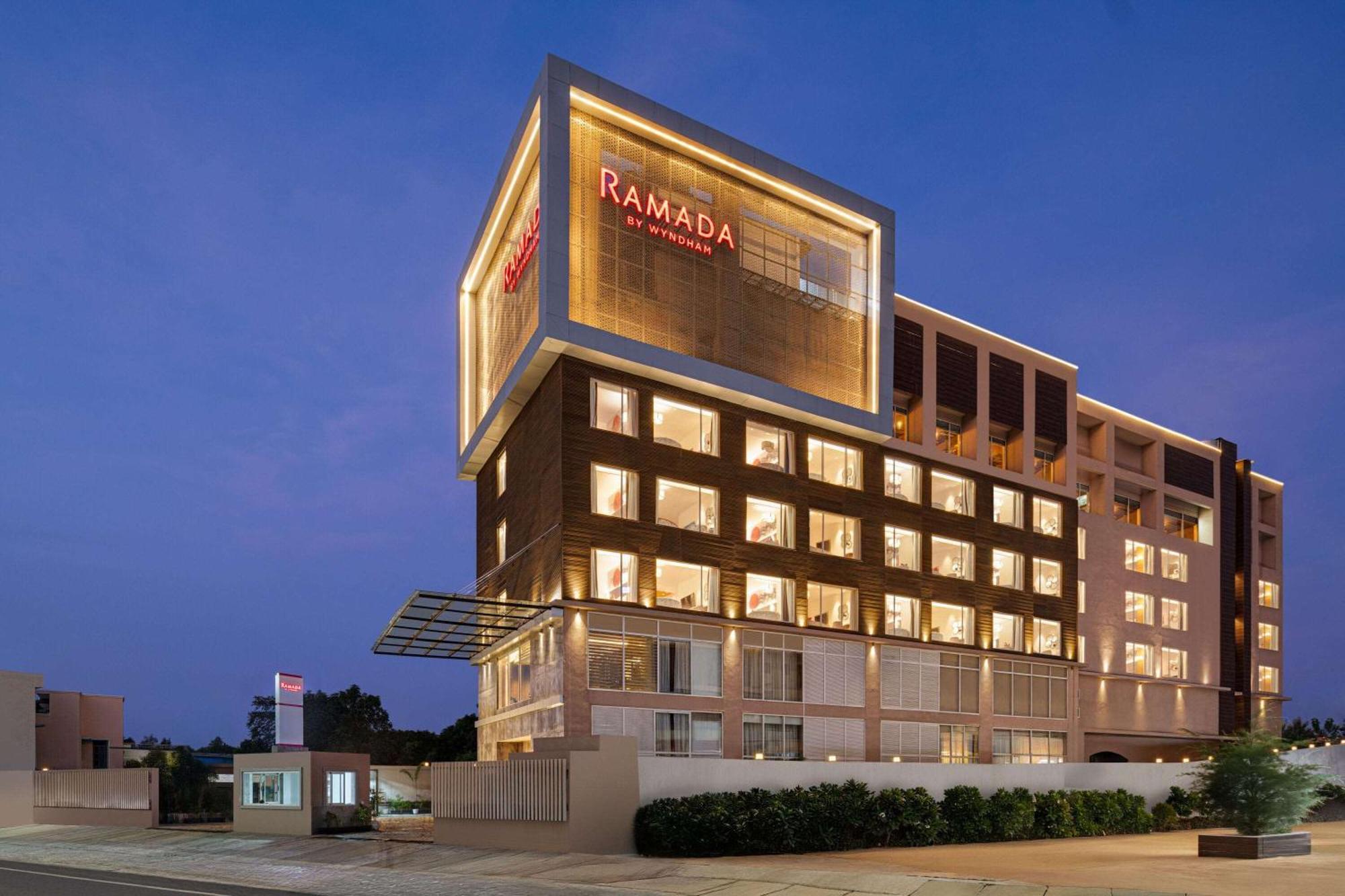 Ramada By Wyndham Gorakhpur Gorakhnath Mandir Road Hotell Exteriör bild