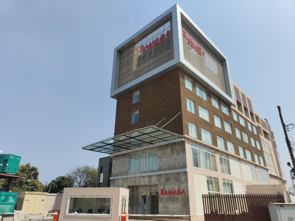 Ramada By Wyndham Gorakhpur Gorakhnath Mandir Road Hotell Exteriör bild